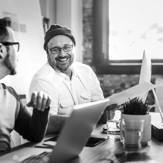 Kollegen im Gespräch im modernen Büro Team